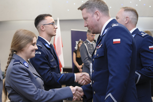 zdjęcie przedstawia moment wręczenia aktów mianowania na wyższe stopnie