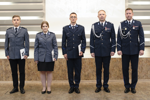 zdjęcie przedstawia moment wręczenia aktów mianowania na wyższe stopnie