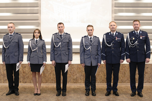 zdjęcie przedstawia moment wręczenia aktów mianowania na wyższe stopnie