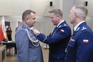 zdjęcie przedstawia moment wręczenia odznaczenia