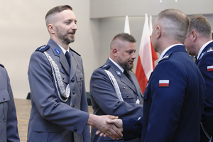 zdjęcie przedstawia moment wręczenia aktów mianowania na wyższe stopnie
