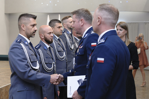zdjęcie przedstawia moment wręczenia aktów mianowania na wyższe stopnie