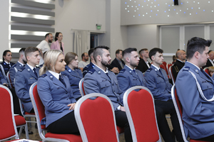 zdjęcie przedstawia policjantów na widowni