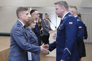 zdjęcie przedstawia moment wręczenia aktów mianowania na wyższe stopnie