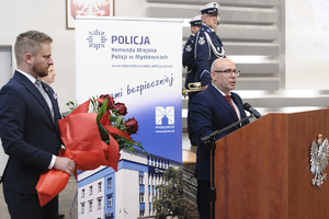 zdjęcie przedstawia przemawiającego prezydenta miasta