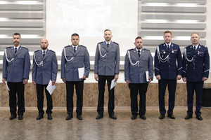 zdjęcie przedstawia moment wręczenia aktów mianowania na wyższe stopnie