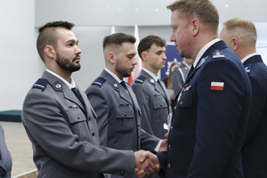 zdjęcie przedstawia moment wręczenia aktów mianowania na wyższe stopnie