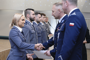 zdjęcie przedstawia moment wręczenia aktów mianowania na wyższe stopnie