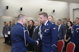 zdjęcie przedstawia moment meldunku o zakończeniu uroczystości