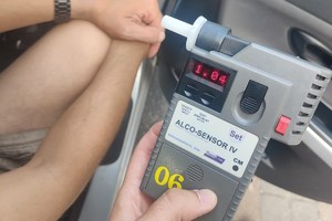 zdjęcie przedstawia czynności z nietrzeźwym rowerzystą