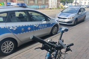 zdjęcie przedstawia czynności z nietrzeźwym rowerzystą