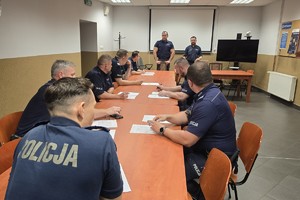 zdjęcie przedstawia policjantów w trakcie pisania testu