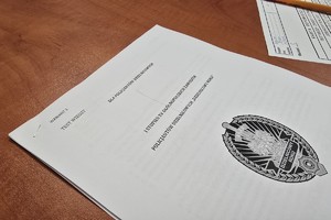 zdjęcie przedstawia policjantów w trakcie pisania testu