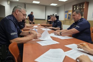 zdjęcie przedstawia policjantów w trakcie pisania testu