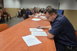 zdjęcie przedstawia policjantów w trakcie pisania testu