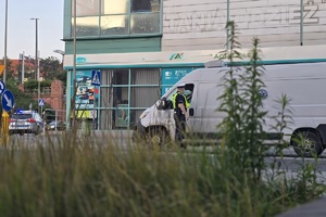 zdjęcie przedstawia policjanta kontrolującego trzeźwość kierującego