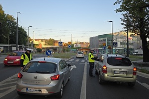 zdjęcie przedstawia policjanta kontrolującego trzeźwość kierującego