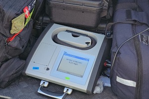 zdjęcie przedstawia policjanta kontrolującego trzeźwość kierującego