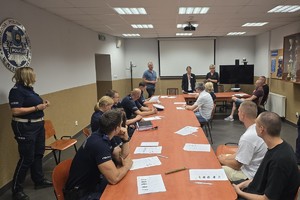 zdjęcie przedstawia zgromadzonych uczestników spotkania