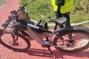 zdjęcie przedstawia policjanta w trakcie kontroli rowerzysty