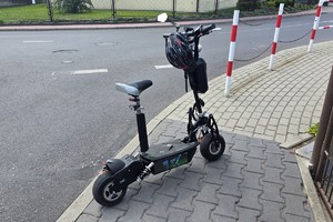 zdjęcie przedstawia policjanta w trakcie kontroli rowerzysty