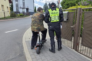 zdjęcie przedstawia policjanta w trakcie kontroli rowerzysty