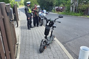 zdjęcie przedstawia policjanta w trakcie kontroli rowerzysty