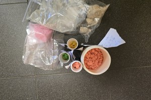 zdjęcie przedstawia zabezpieczone narkotyki