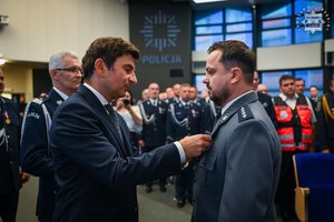 zdjęcie przedstawia odznaczonego policjanta