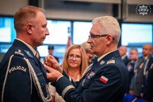 zdjęcie przedstawia odznaczonego policjanta