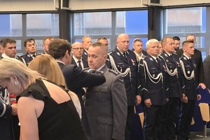 zdjęcie przedstawia odznaczonego policjanta