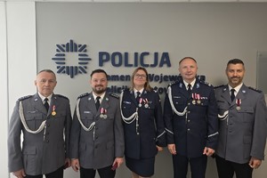 zdjęcie przedstawia odznaczonego policjanta