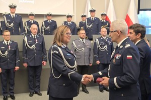 zdjęcie przedstawia odznaczonego policjanta