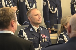 zdjęcie przedstawia odznaczonego policjanta