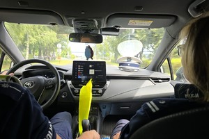 zdjęcie przedstawia policjantów na trasie wyścigu