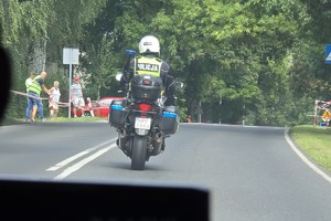 zdjęcie przedstawia policjantów na trasie wyścigu