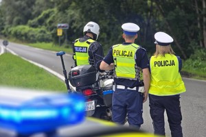 zdjęcie przedstawia policjantów na trasie wyścigu
