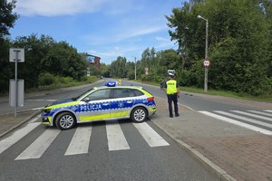 zdjęcie przedstawia policjantów na trasie wyścigu