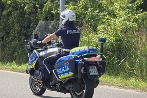 zdjęcie przedstawia policjantów na trasie wyścigu