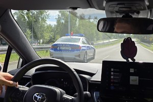 zdjęcie przedstawia policjantów na trasie wyścigu