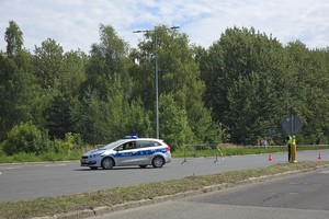 zdjęcie przedstawia policjantów na trasie wyścigu