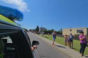 zdjęcie przedstawia policjantów na trasie wyścigu