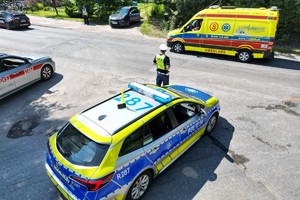 zdjęcie przedstawia policjantów na trasie wyścigu