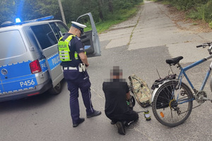zdjęcie przedstawia rowerzystę w trakcie kontroli trzeźwości