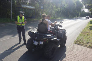 zdjęcie przedstawia policjanta w trakcie kontroli drogowej