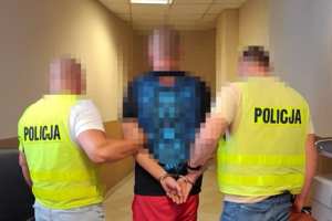 zdjęcie przedstawia zatrzymanego z policjantami