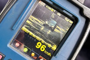 zdjęcie przedstawia ekran miernika prędkości na którym widoczny jest wynik 96  kilometrów na godzinę.