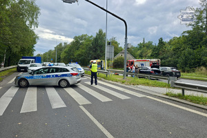 zdjęcie przedstawia miejsce wypadku i pracujące służby
