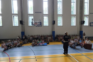 zdjęcie przedstawia policjantkę w trakcie prelekcji dla dzieci.