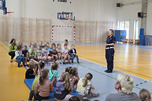 zdjęcie przedstawia policjantkę w trakcie prelekcji dla dzieci.